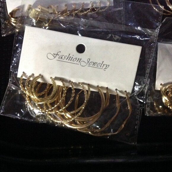 32 Pair Lot of Retro Gold Tone Pierced Hoop Earrings - Picture 4 of 8